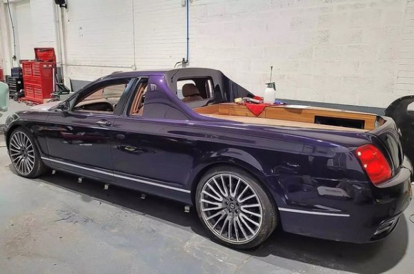 Задната част на каросерията, преградата както дългата и тясна товарна платформа са направени от нулата. Над арките на калниците и по страните се появяват скрити отделения, а повърхностите са завършени с полирано дърво.